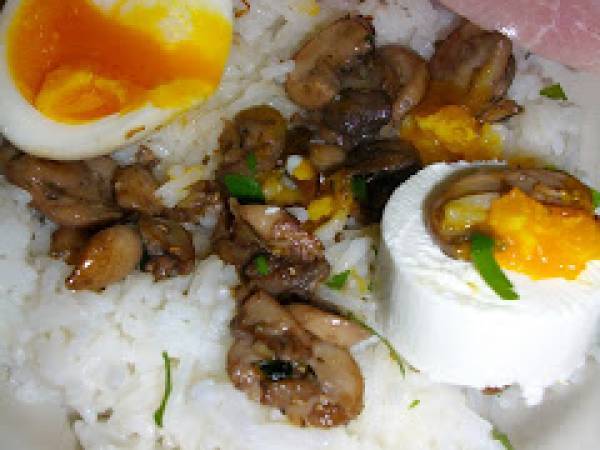 Oeufs mollets sur riz et champignons