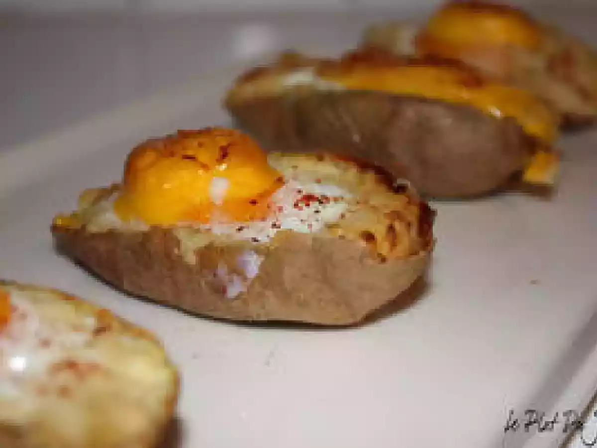 Oeufs sur nid de pommes de terre
