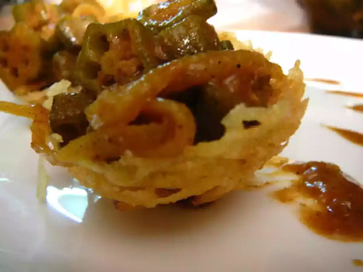 Okra/gombos en panier de pommes de terre