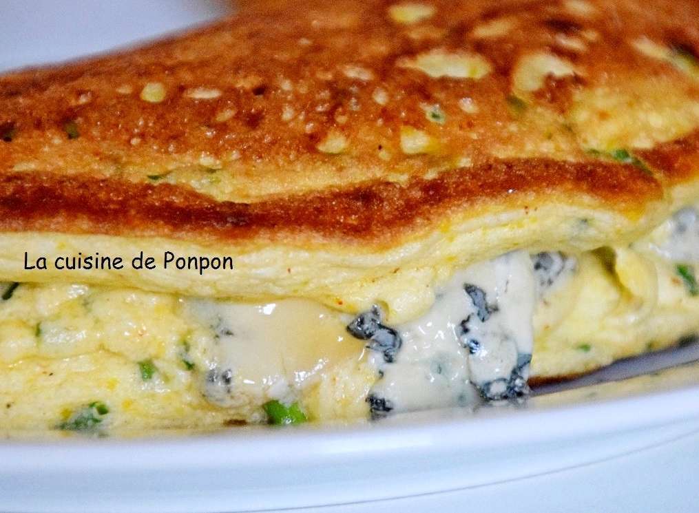 Omelette aérienne à la ciboulette et fourme d'ambert Recette Ptitchef