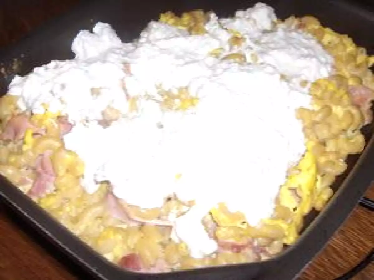 OMELETTE AUX COQUILLETTES SAUCE AU CHEVRE