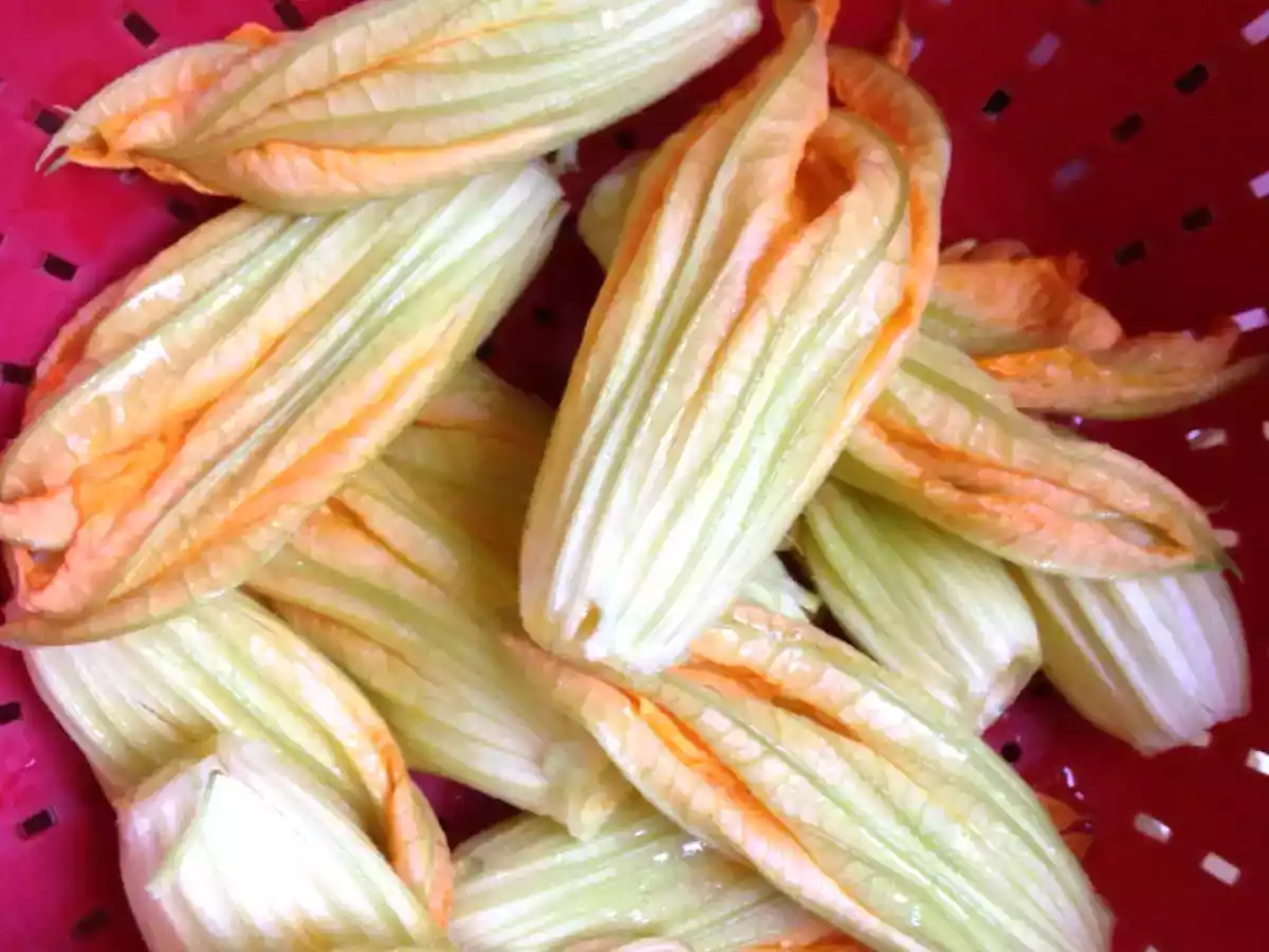 Omelette aux fleurs de courgette, chèvre frais et menthe - photo 3
