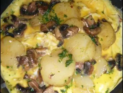 Omelette champignons, pommes de terre et son persil