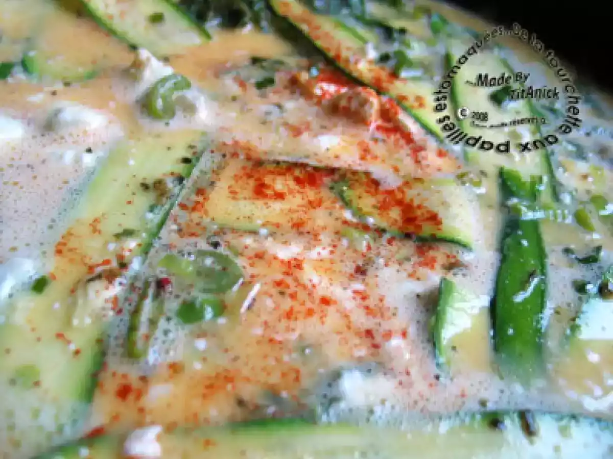 Omelette courgettes, vert d'ail, pesto de basilic, fêta et paprika