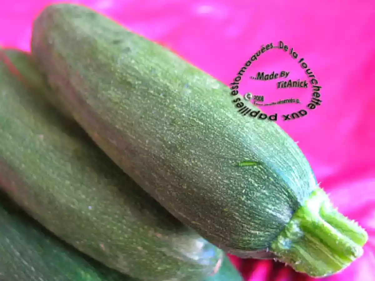 Omelette courgettes, vert d'ail, pesto de basilic, fêta et paprika - photo 2