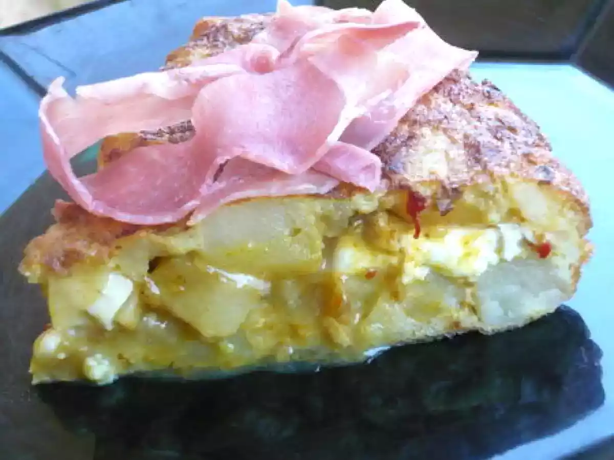 OMELETTE ESPAGNOLE FARCIE AU CHEVRE ET AU JAMBON DE PAYS+AMPLETTES