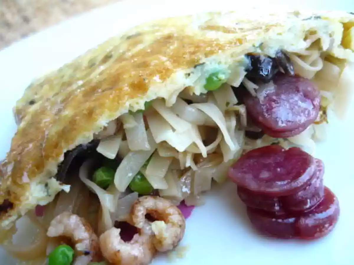 Omelette farcie aux nouilles chinoises