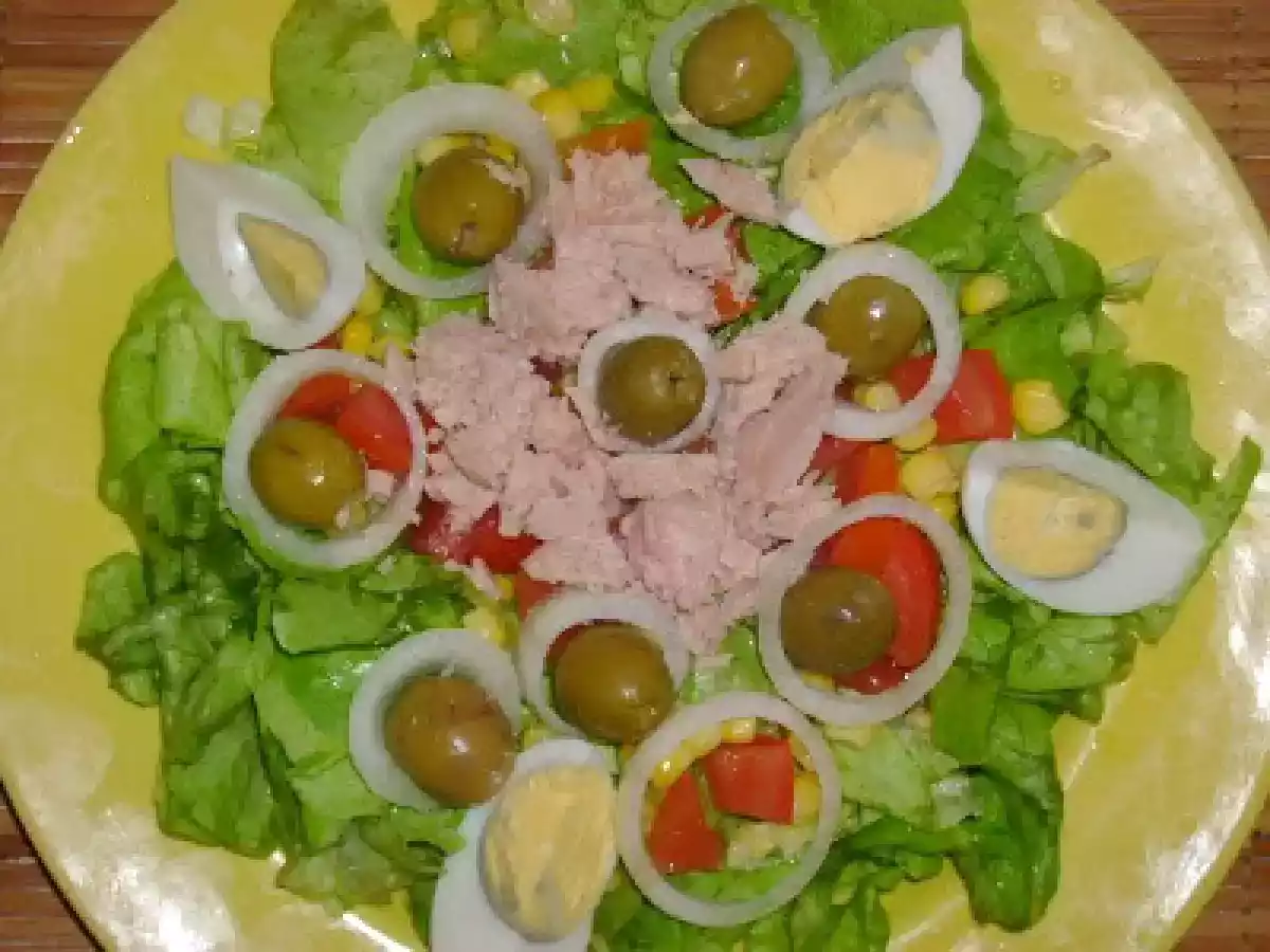 Omelette farcie et sa salade verte