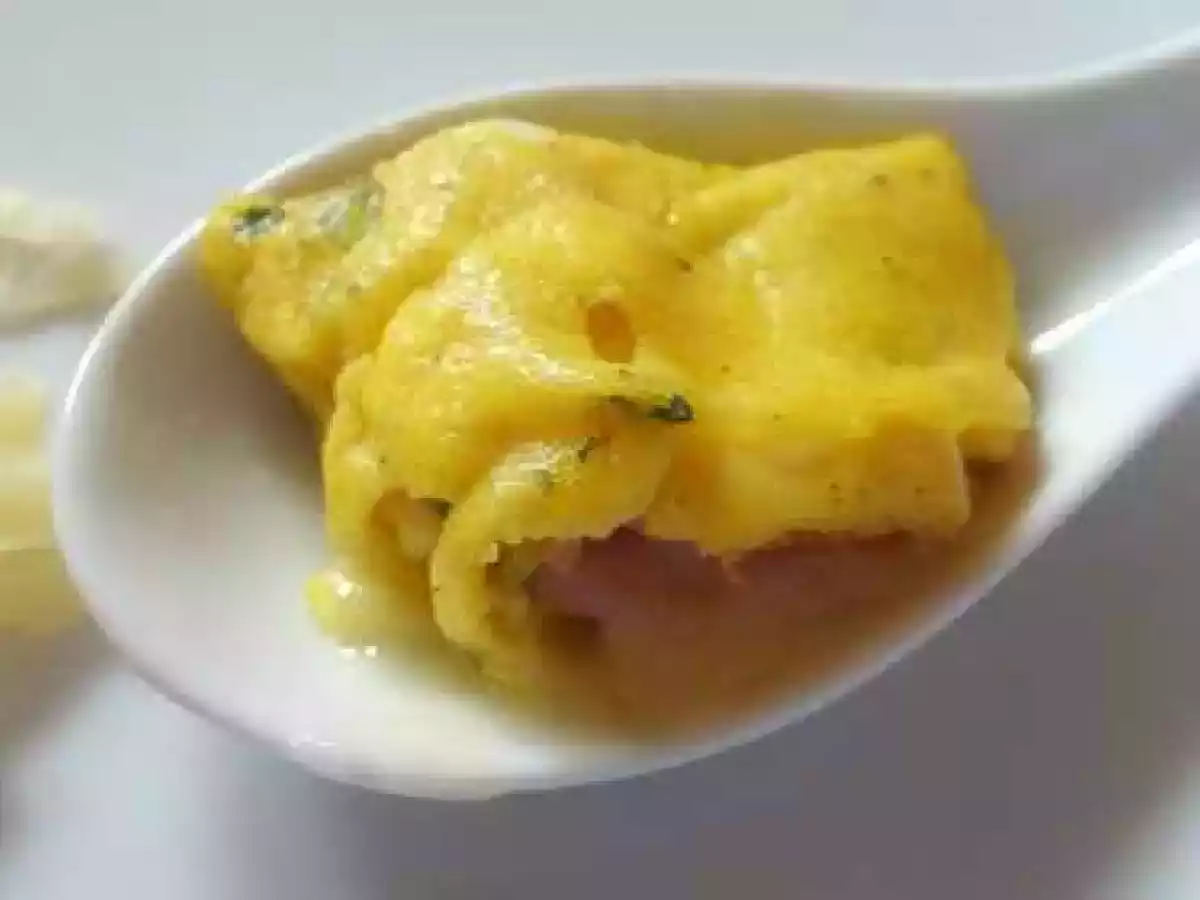 Omelette roulée au comté, jambon et fines herbes