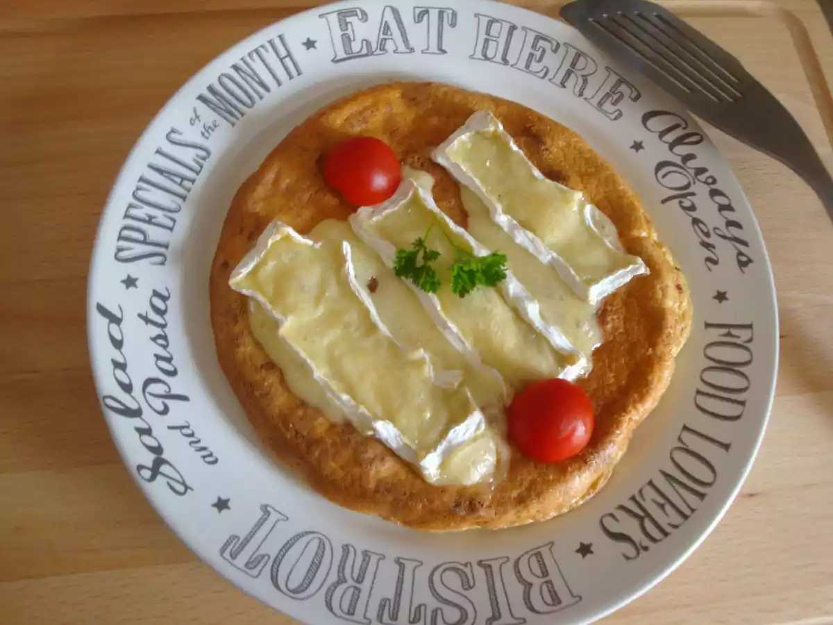 Omelette soufflée et gratinée au camembert