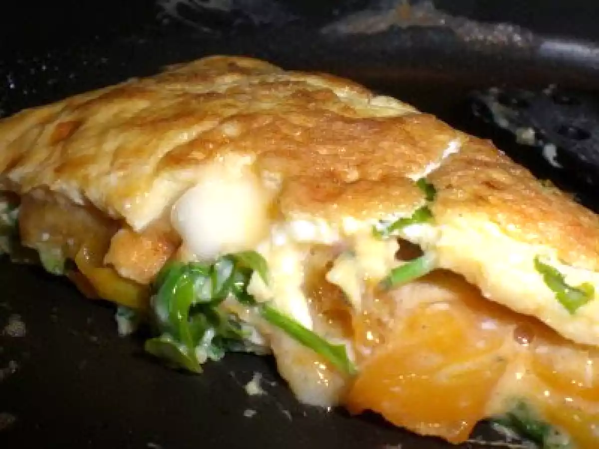 Omelette ultra moelleuse aux poivrons jaunes/chèvre/roquette