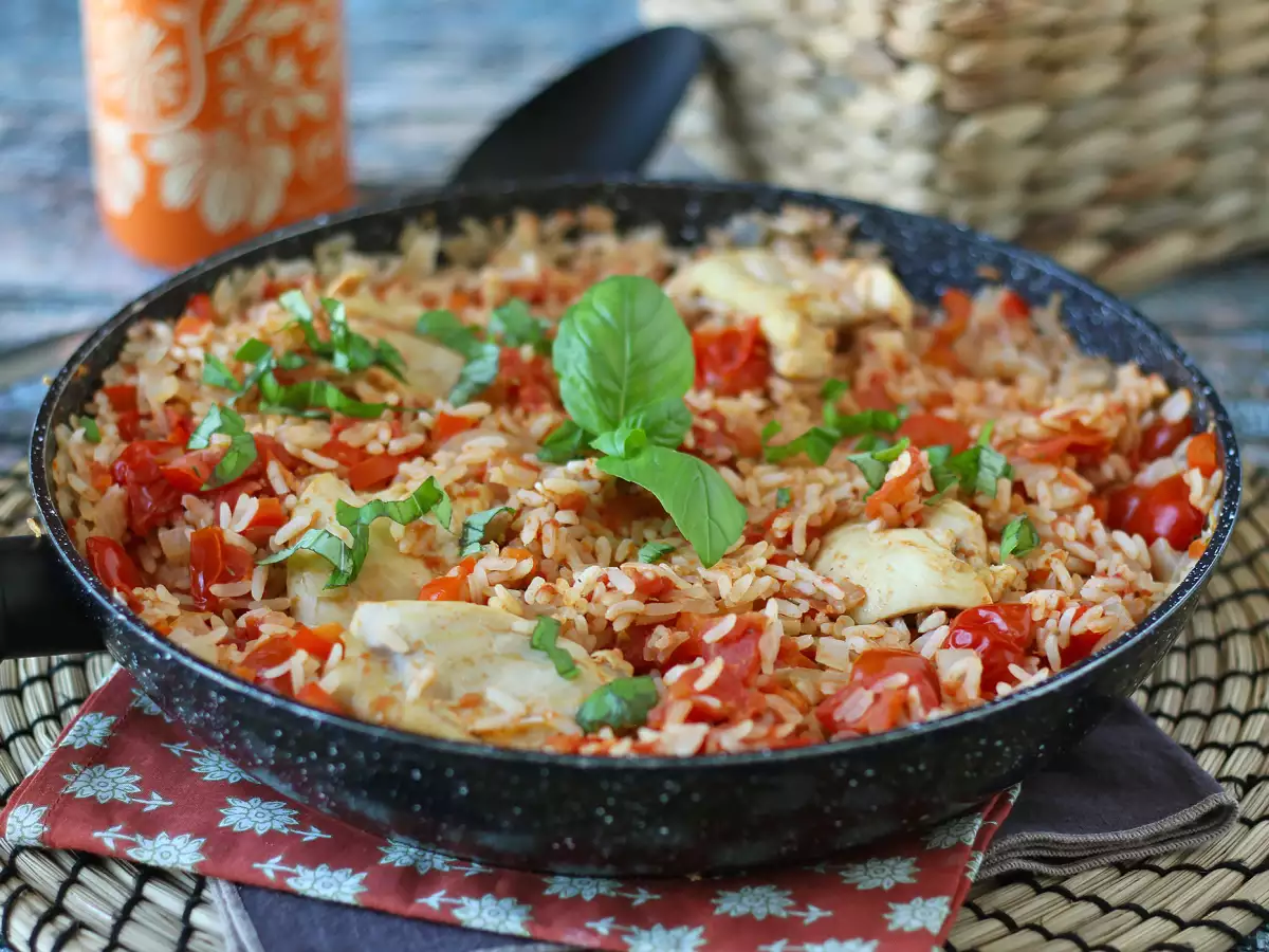 One pot au poulet, riz à la tomate et au poivron