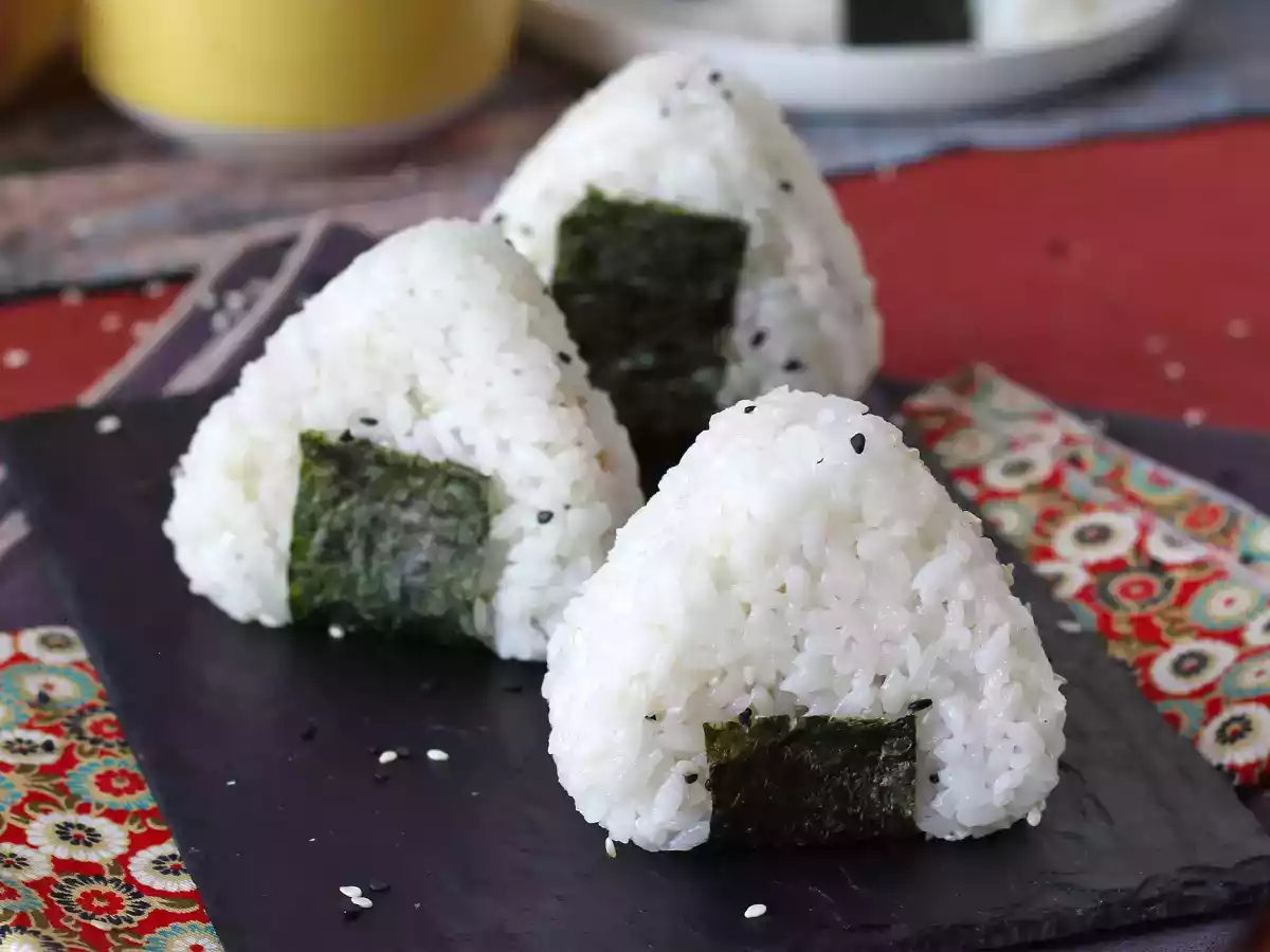Onigiri au thon, le petit sandwich de riz triangulaire japonais - おにぎり - photo 2