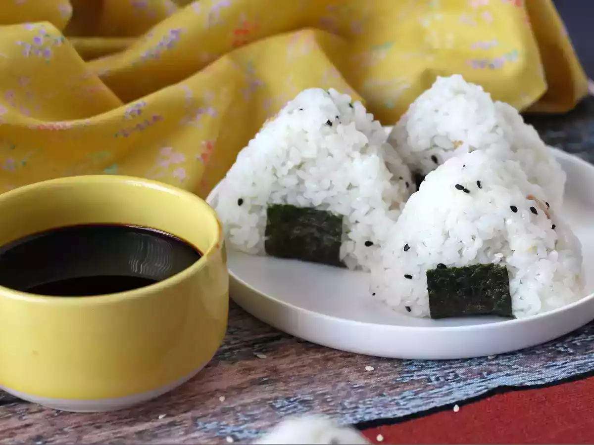 Onigiri au thon, le petit sandwich de riz triangulaire japonais - おにぎり - photo 3