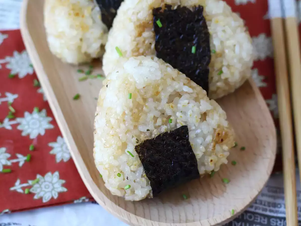 Onigiri grillés garnis de fromage fondant: vous allez les dévorer!