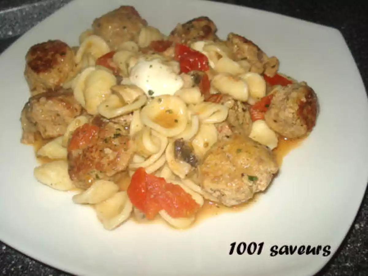 Orecchiette aux boulettes de veau, champignons, tomates cerises et mozzarella