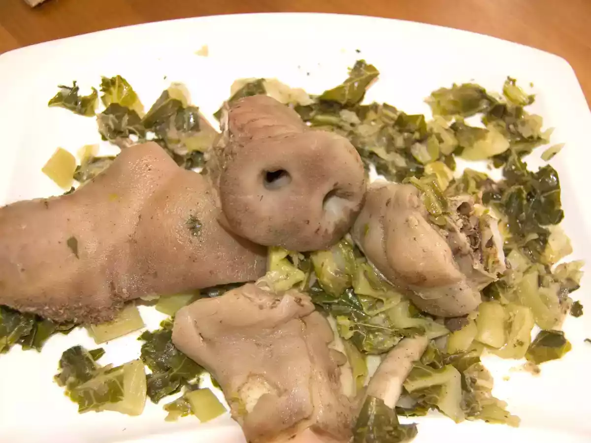 Oreilles et museau de porc à la paysanne.