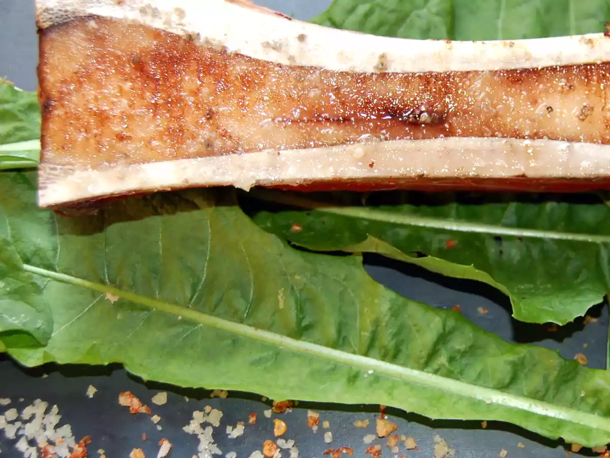 Os à moelle au micro-ondes et au chalumeau