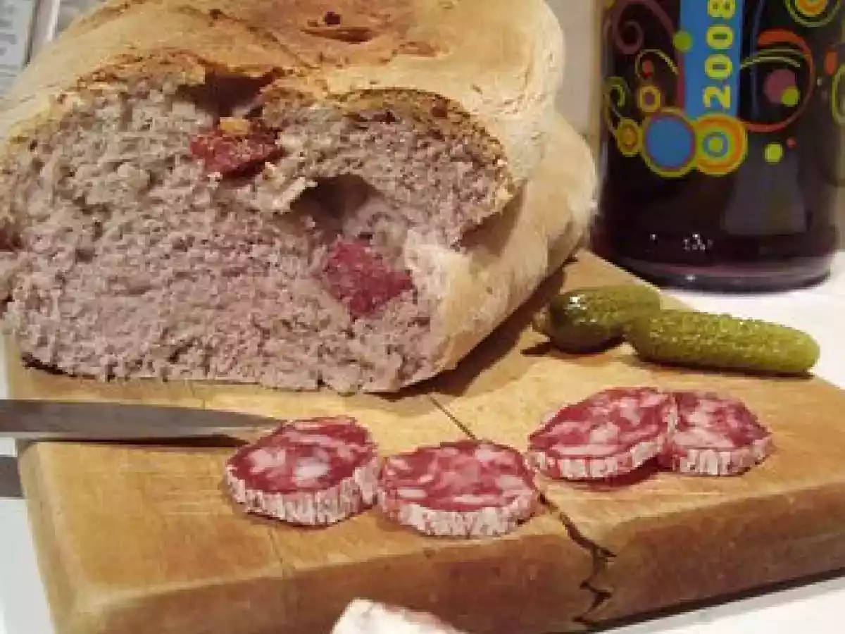 Pain au Beaujolais nouveau et au saucisson.