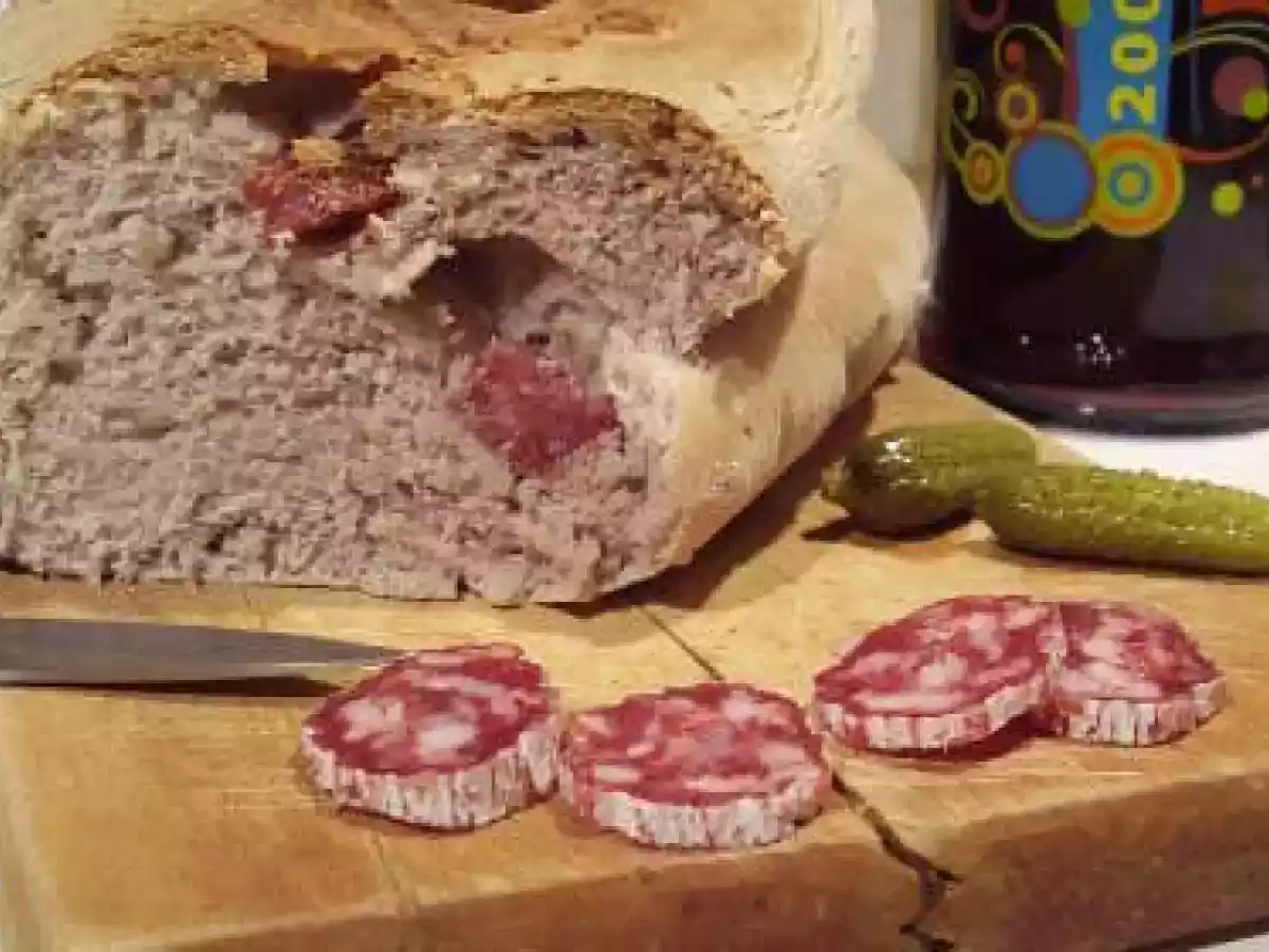 Pain au Beaujolais nouveau et saucisson.
