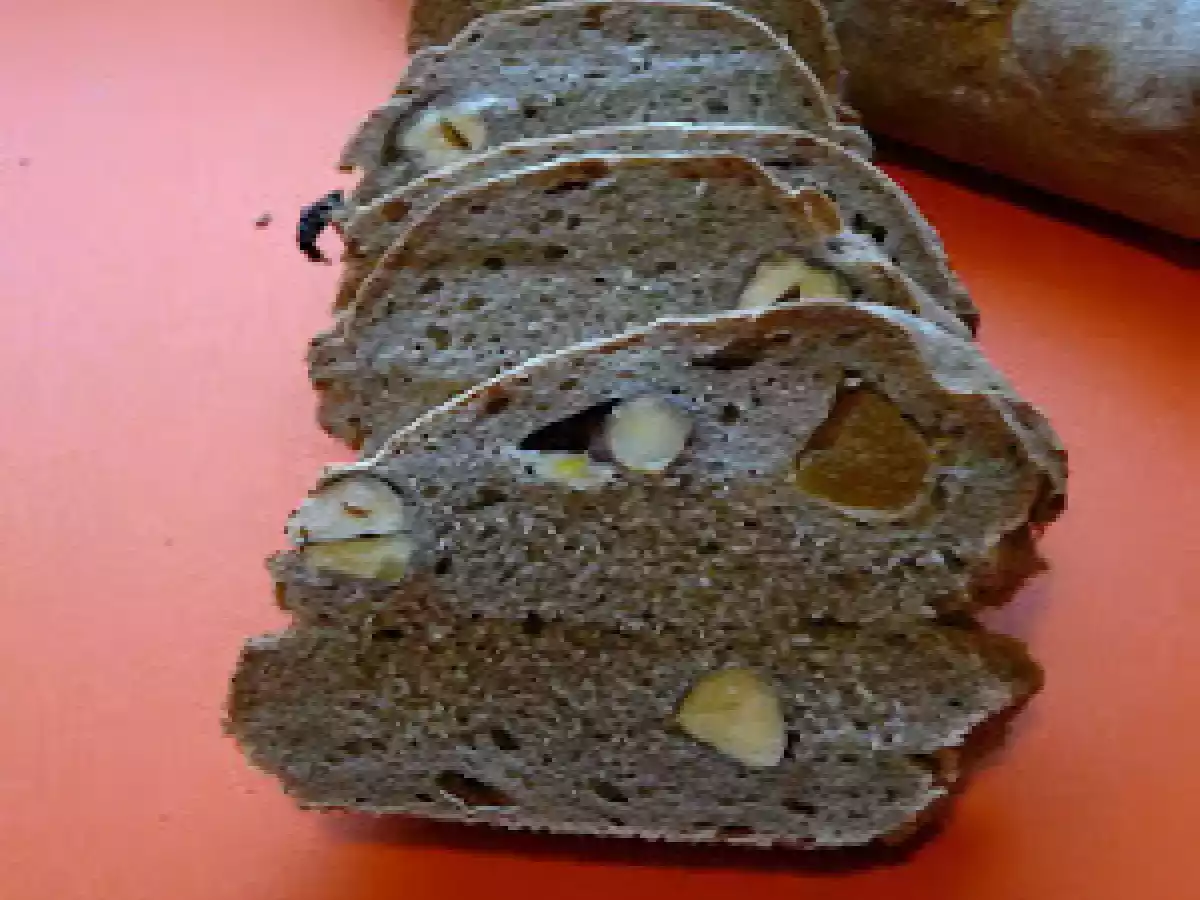Pain au levain farine de sarrasin, noisettes et abricots secs