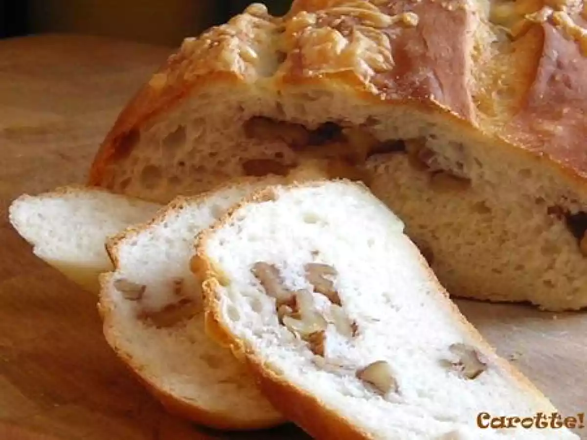 Pain au levain, fromage et noix