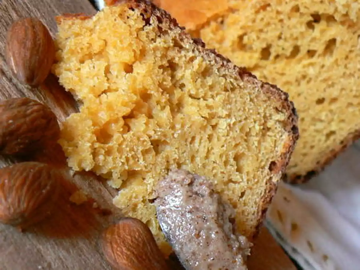 Pain au lupin et purée d'amandes