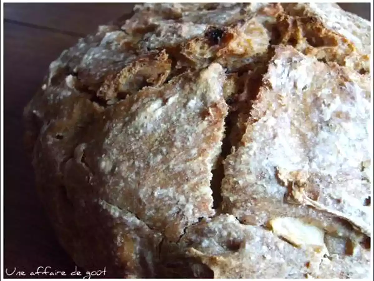 Pain au son et aux pommes, raisins secs et cannelle