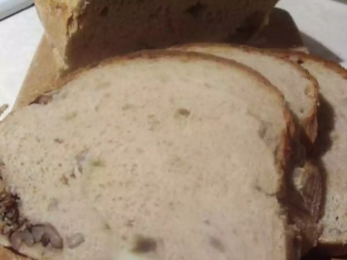 Pain de campagne aux noix et au roquefort.