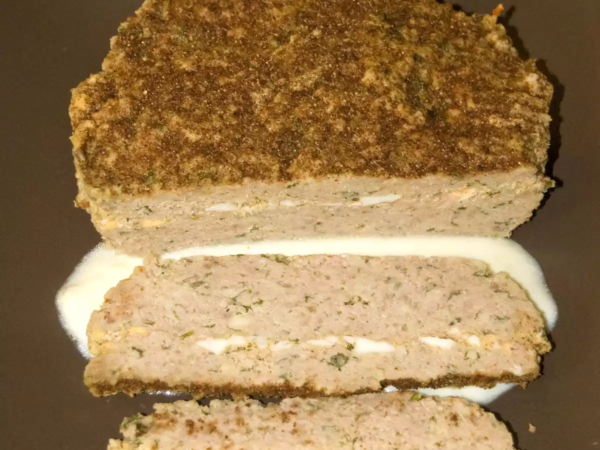 Pain de viande farci aux anchois, crème d'ail