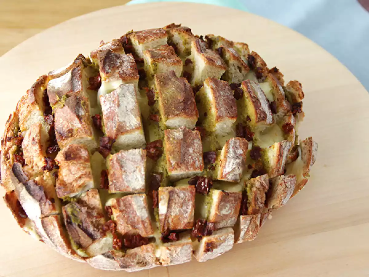 Pain hérisson à effeuiller, au Cantal - tomates séchées - pesto - photo 3