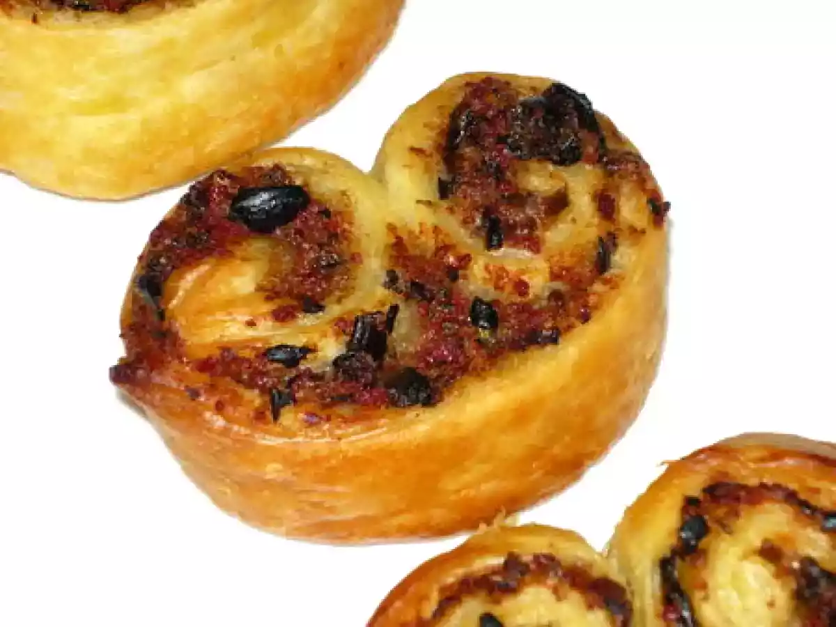 Palmiers aux olives, salami et romarin