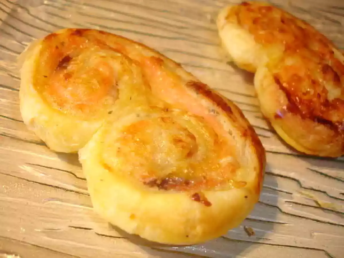 PALMIERS FEUILLETES AU SAUMON FUME ET TARTARE