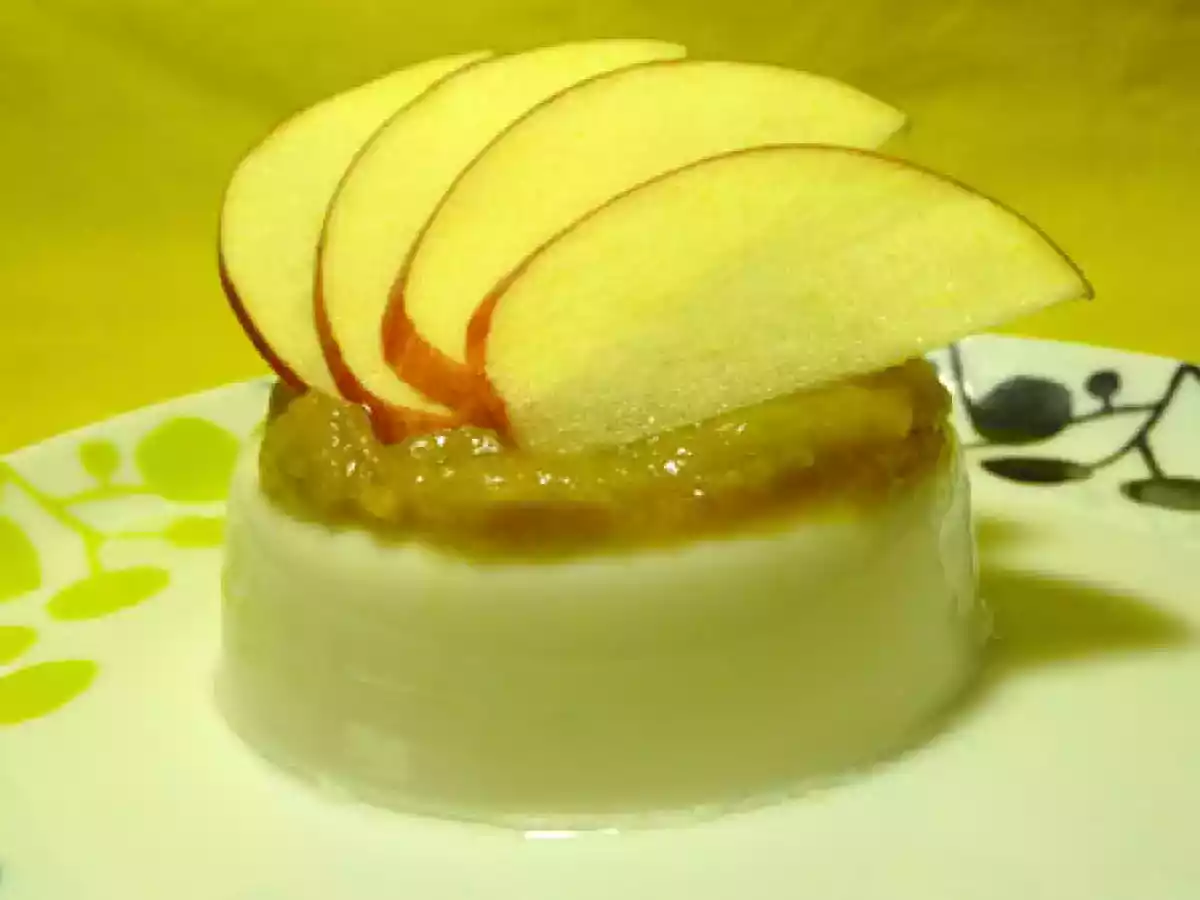 « Panacotta » au lait d'amande, rhubarbe et pomme