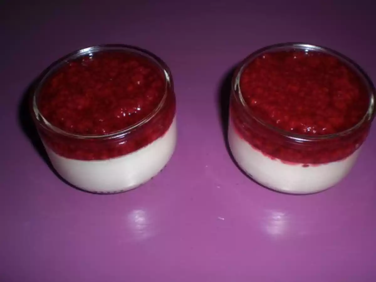 PANACOTTA LAIT DE NOISETTES VANILLE ET COULIS DE FRAMBOISES