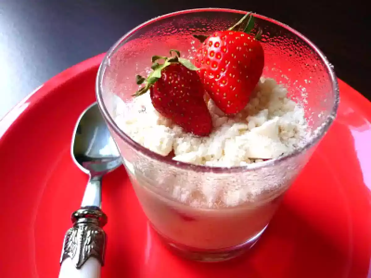 Panacotta vanillée sur lit de fraises au balsamique