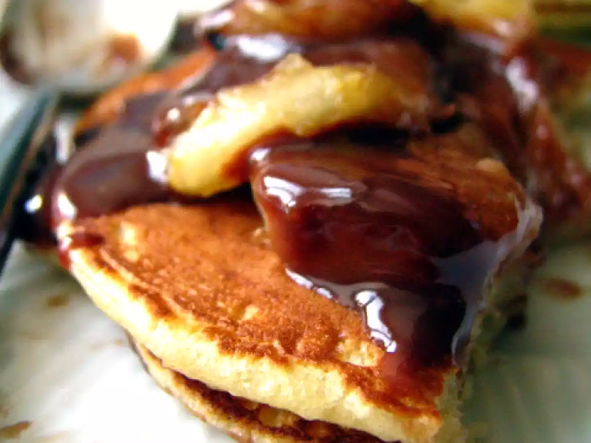 Pancakes à la banane, sauce chocolat au lait