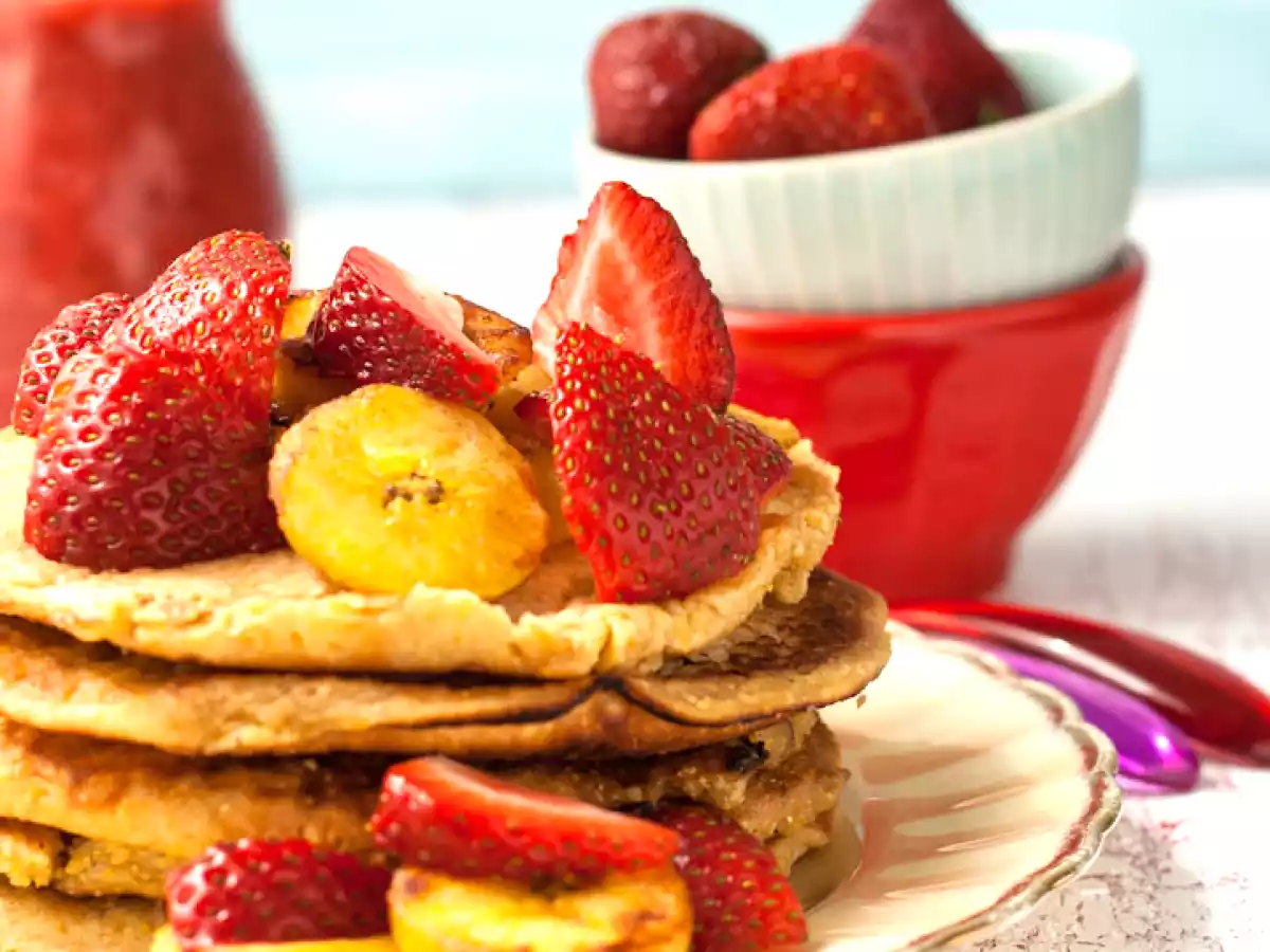 Pancakes à la noix de coco, fraises et bananes plantain