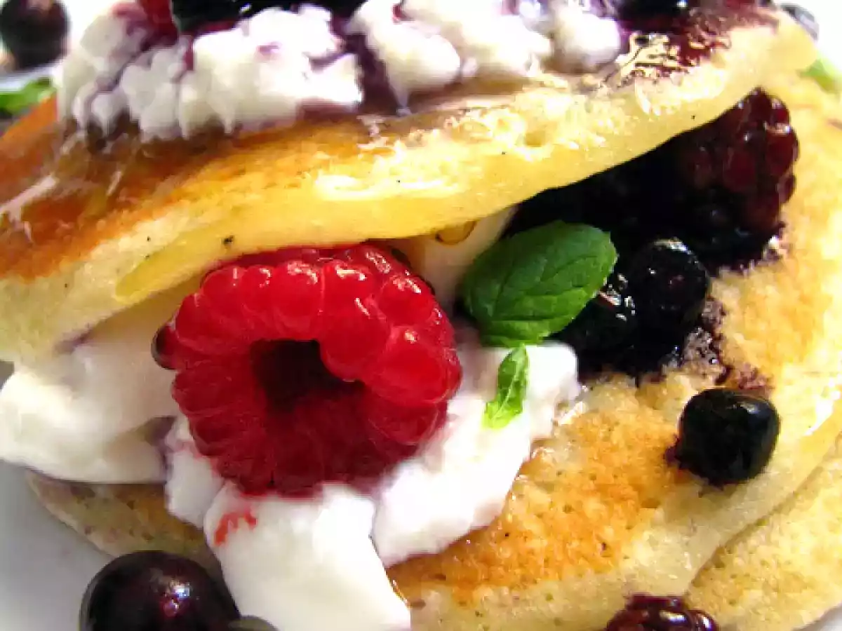 Pancakes à la plancha, fruits rouges et mamia du pays basque