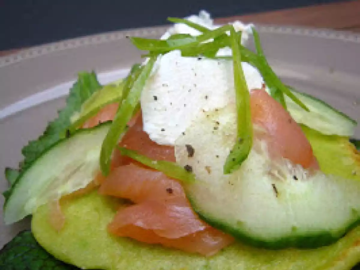Pancakes de petits pois au saumon fumé et chèvre frais