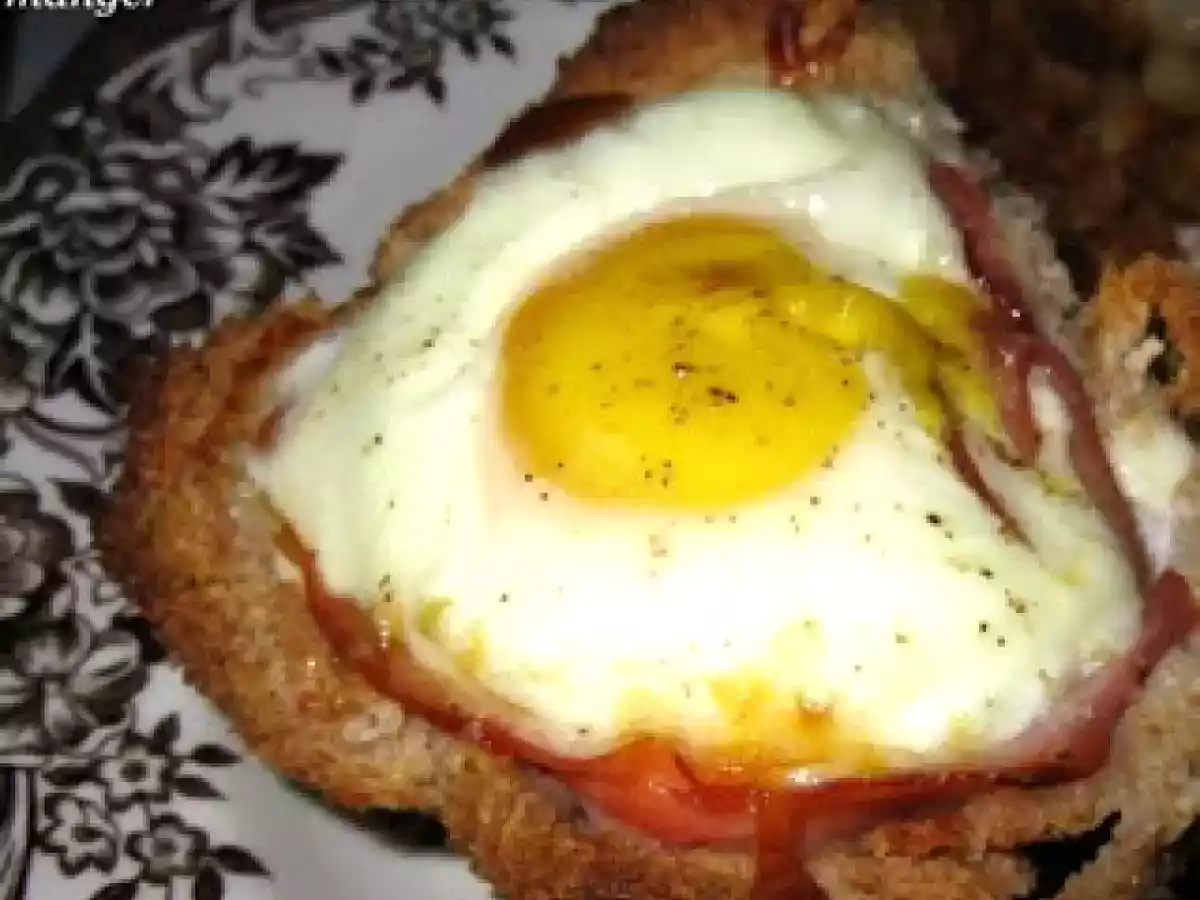 Panier d'oeufs, de jambon et de fromage