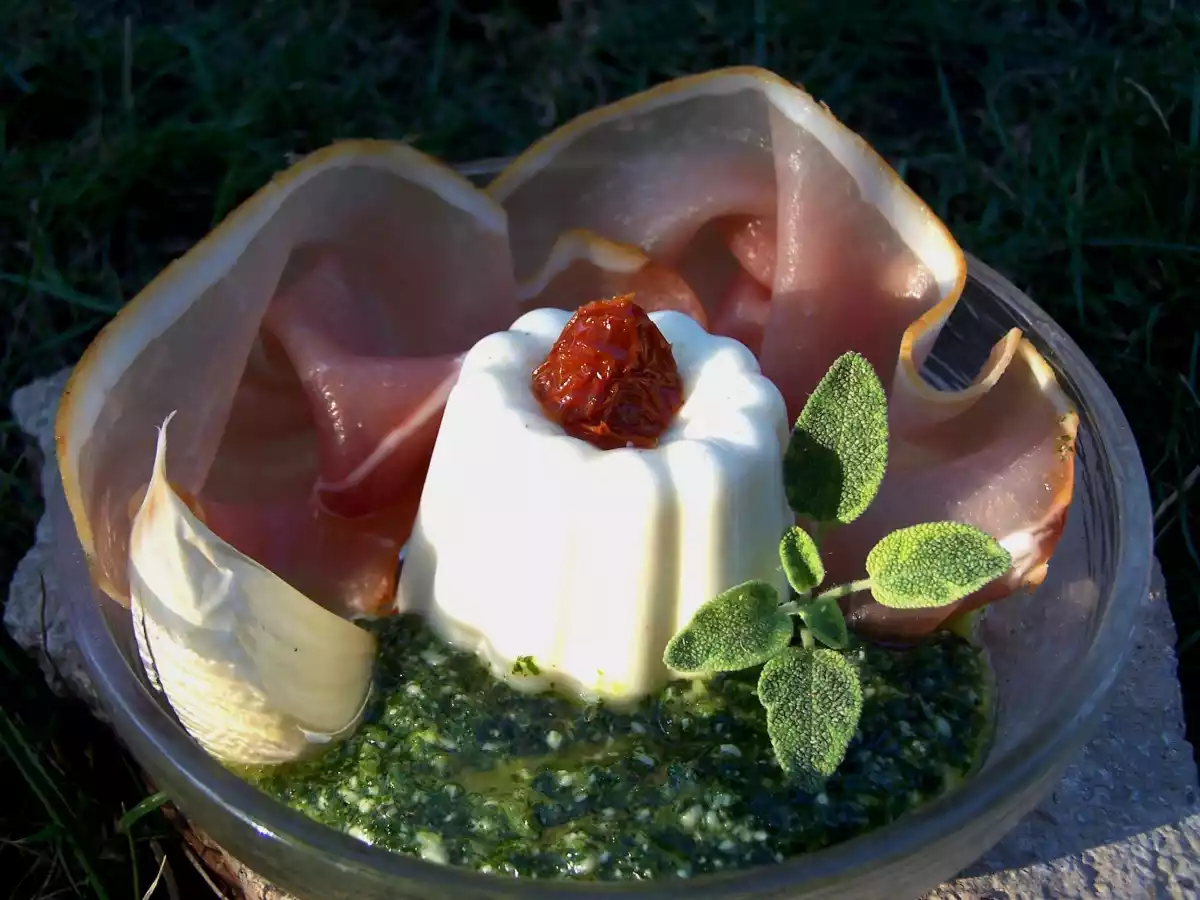 Panna Cotta à l'ail blanc de Lomagne, jambon cru fumé, pesto de persil et sauge