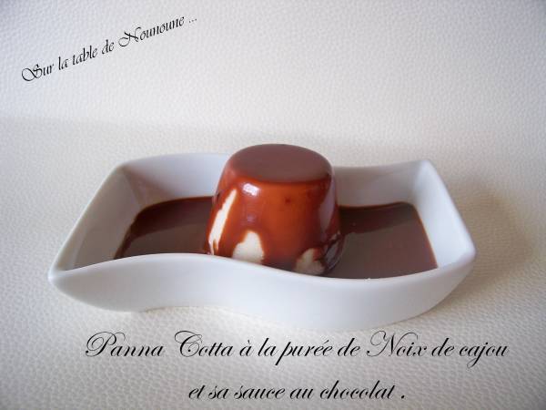 Panna cotta à la noix de cajou et sa sauce au chocolat