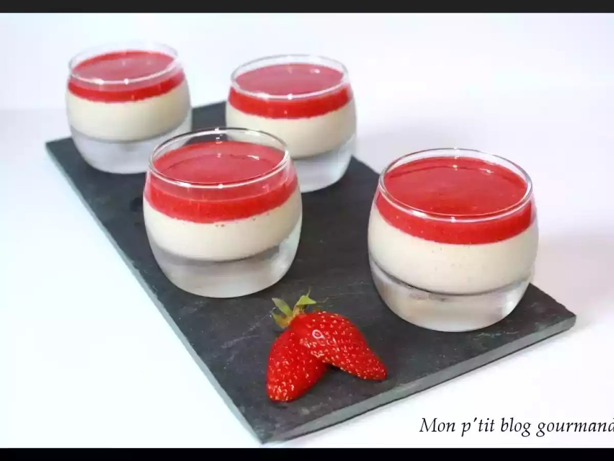 Panna cotta à la pistache et coulis aux fraises