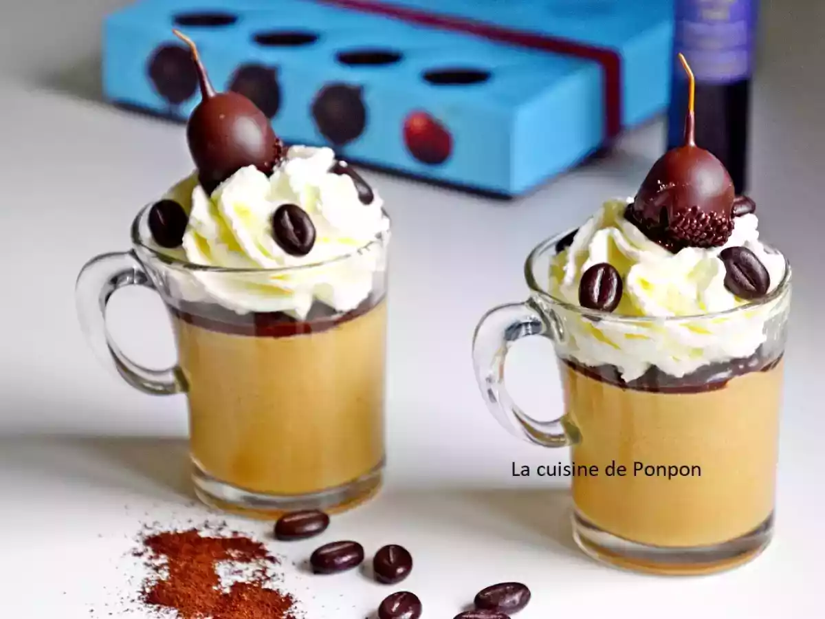Panna cotta au café garnie de ganache au chocolat, chantilly et griotte au kirsch