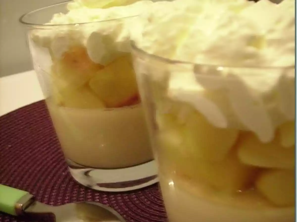 Panna cotta au caramel au beurre salé, pommes poëllées et chantilly
