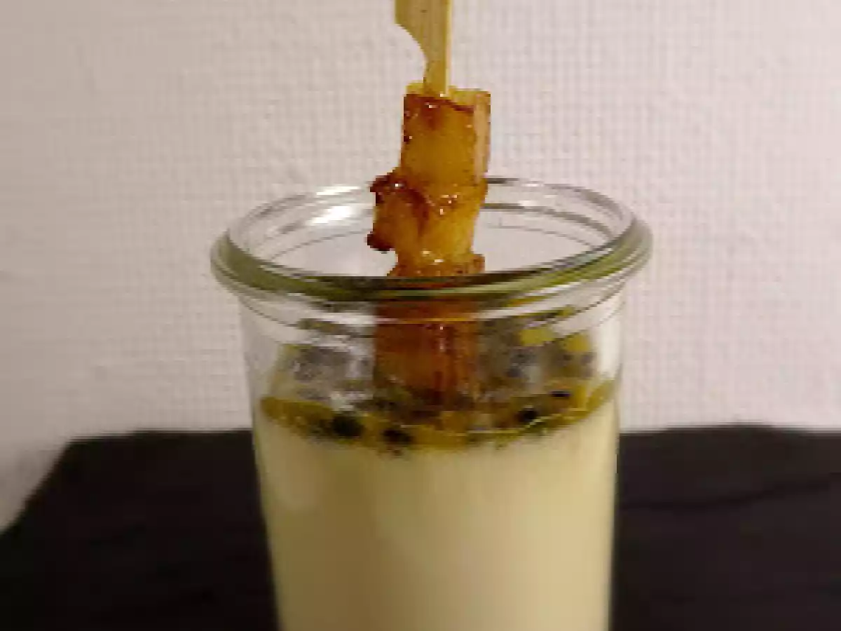 Panna cotta au chocolat blanc coulis passion brochette ananas caramélisé