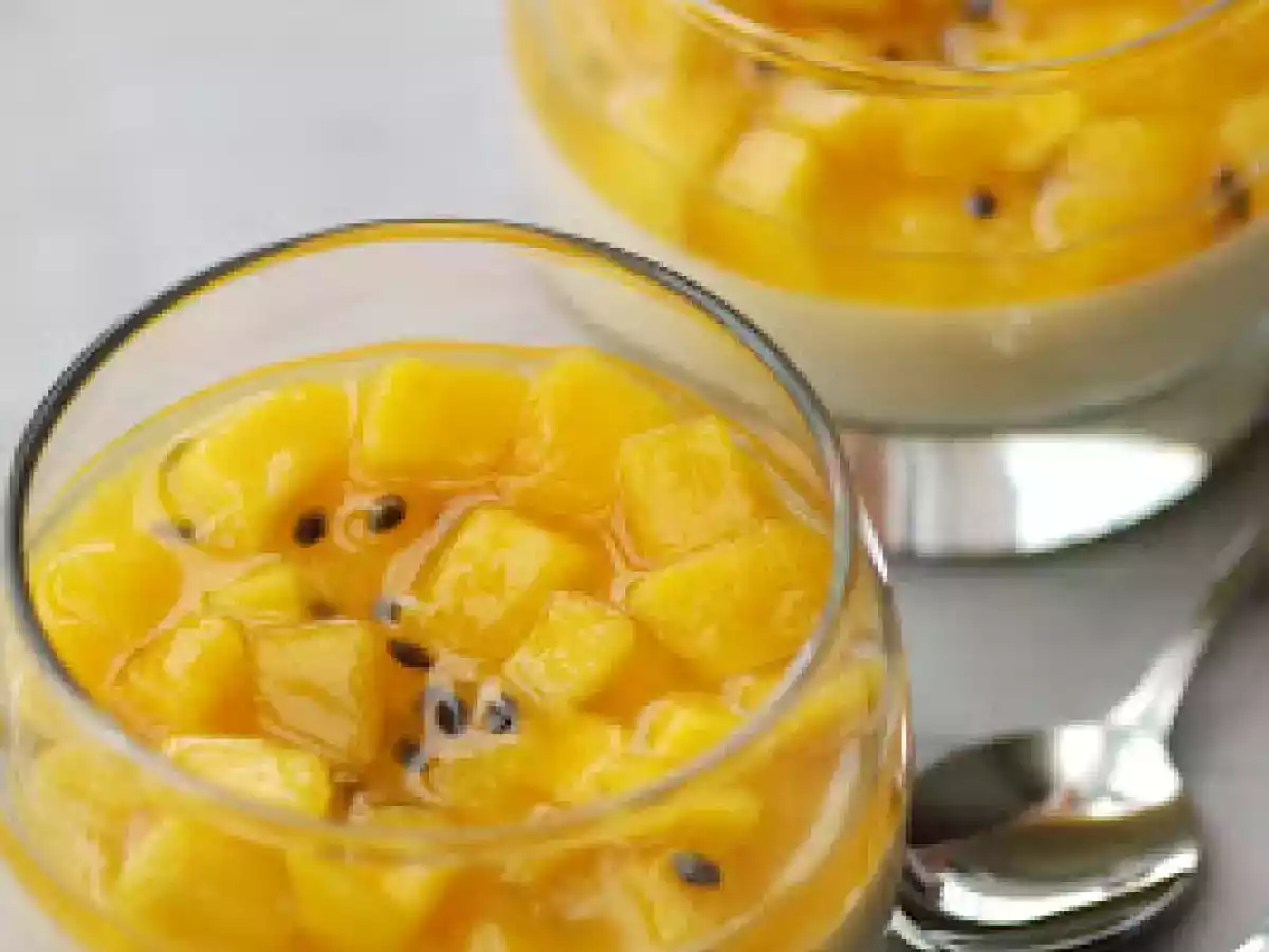 Panna Cotta au chocolat blanc, mangue thaïe, fruit de la passion et sirop.