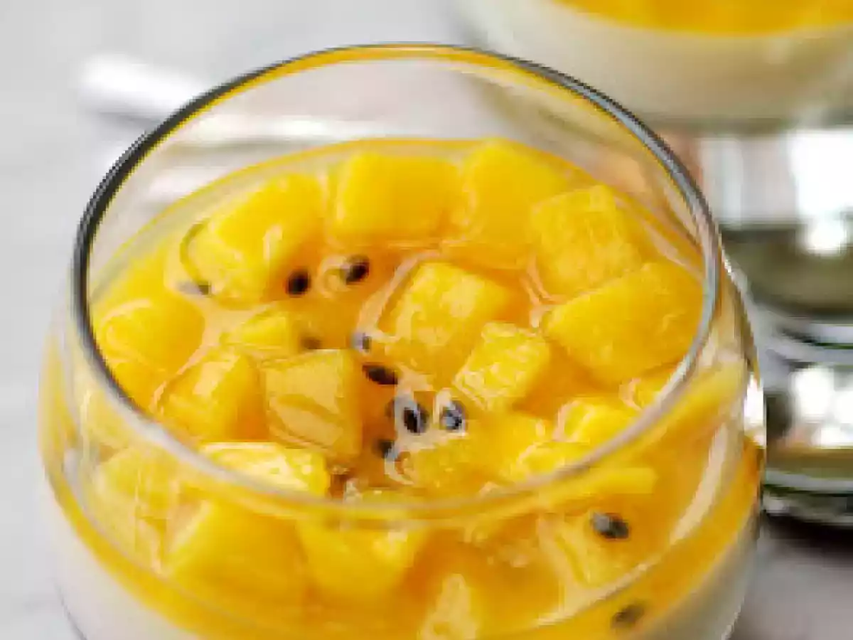 Panna Cotta au chocolat blanc, mangue thaïe, fruit de la passion et sirop. - photo 2