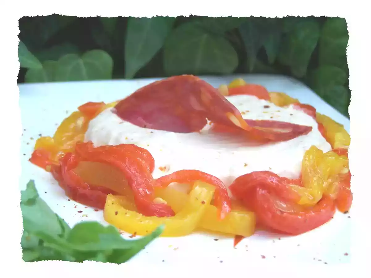 Panna cotta au chorizo et piment d'Espellette, poivrons marinés.